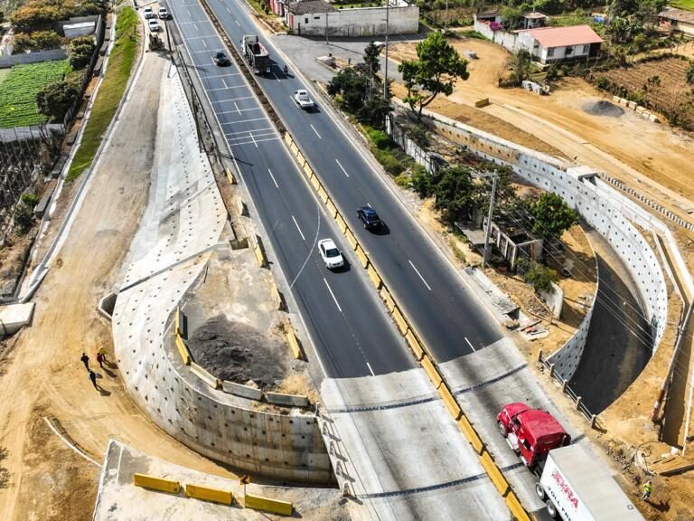 Construcción paso a desnivel de la ruta CA-01 Occidente, Est. 33+500, Retorno a San Bartolomé Milpas Altas, Sacatepéquez